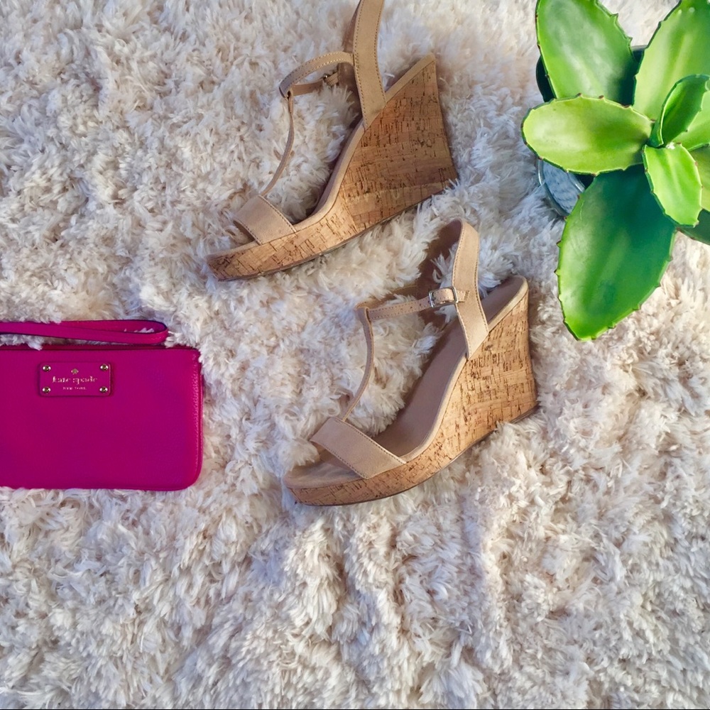 Neutral cork wedges t-strap